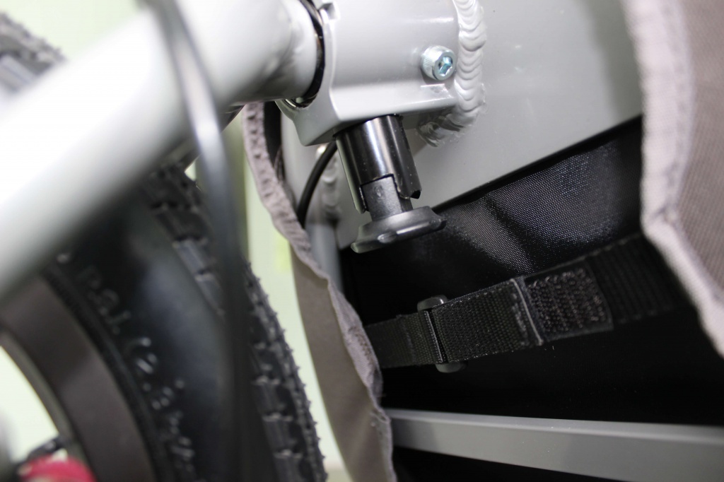 как зафиксировать поворотное колесо коляски Special Tomato Jogger (2).JPG